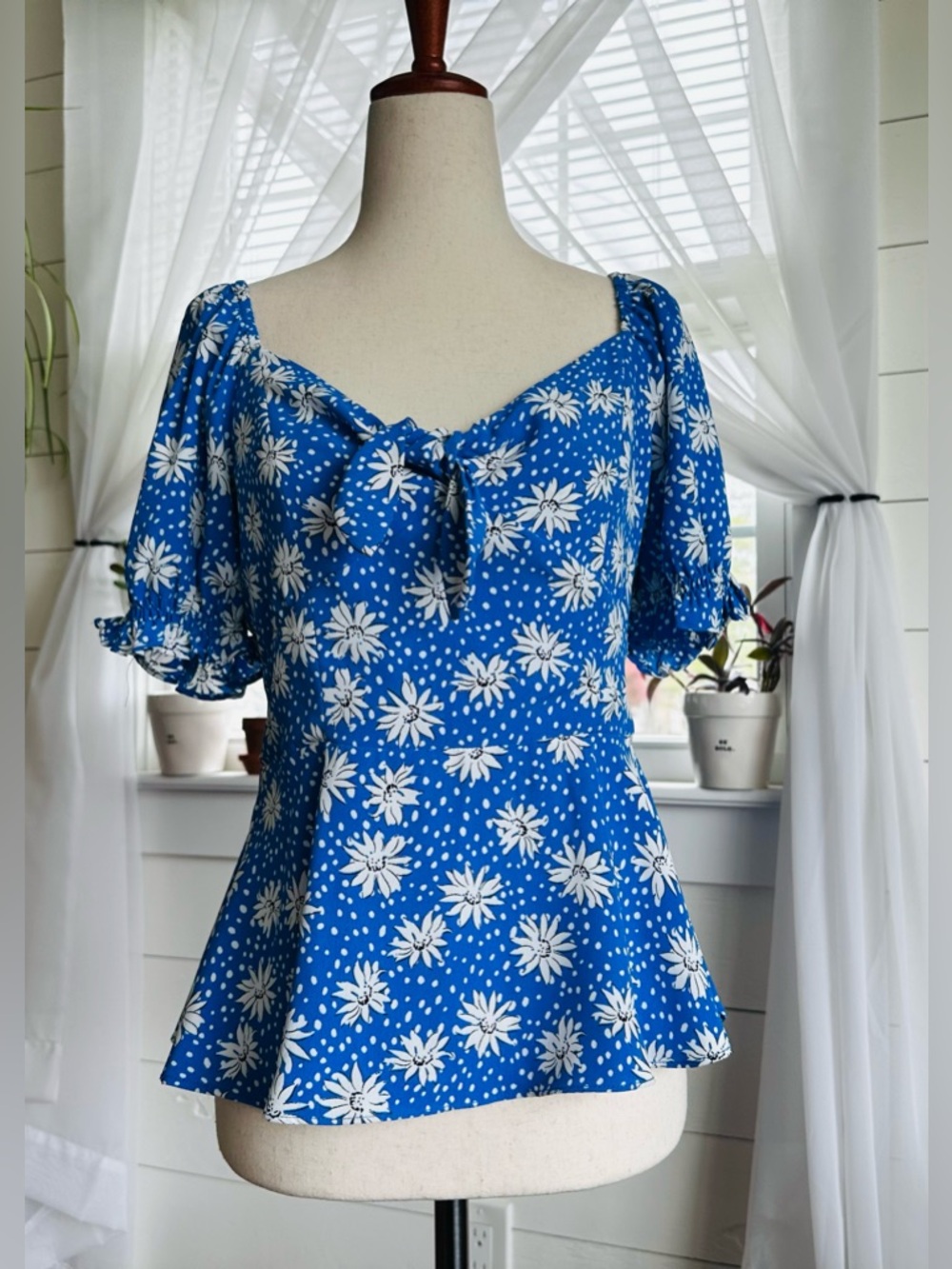 SKIES ARE BLUE royal blue top with white daisy and polka dot print. EUC
Size: S